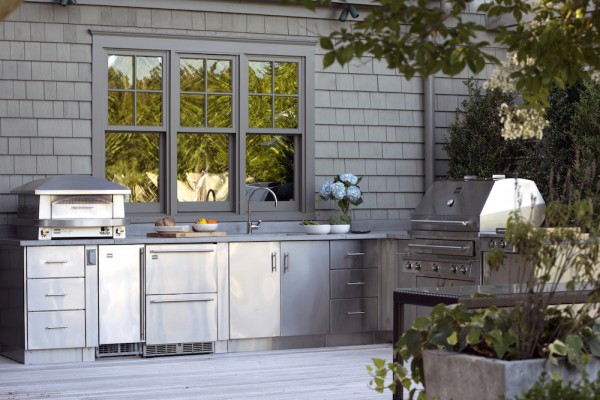 A Guide to Outdoor Kitchen Appliances: Grills, Lights, Sinks & More